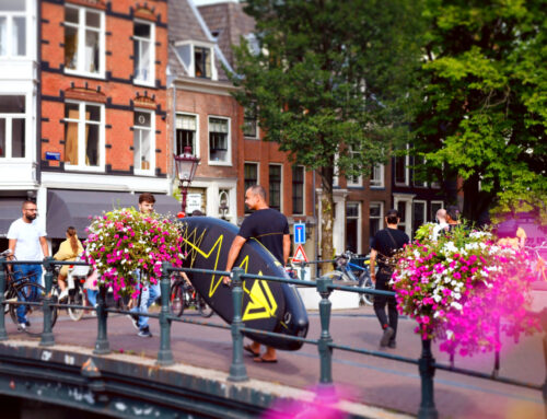 Op de foto met mijn YellowV supboard in hartje Amsterdam